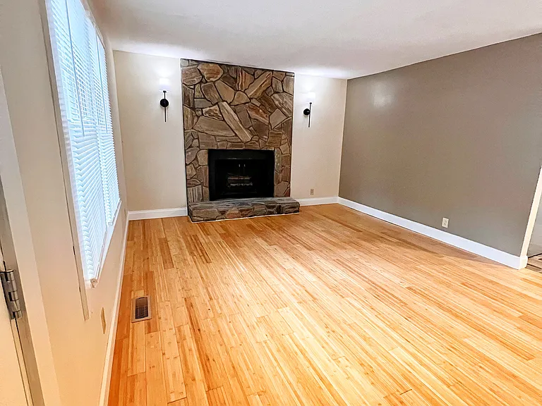 586 Lacebark Dr — Photo 2