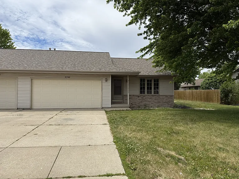 2701-2703 N Wuthering Hills Dr — Photo 1