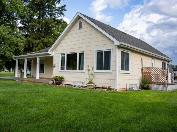 408 8th St, Edgar, NE 68935