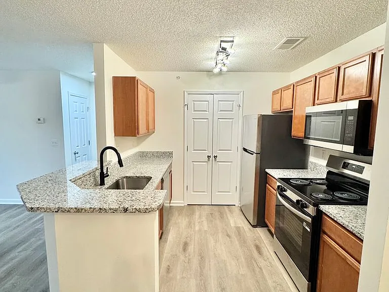 Lakeview Apartments — Photo 12