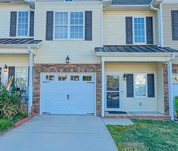 402 Beaumont Cir — Photo 1
