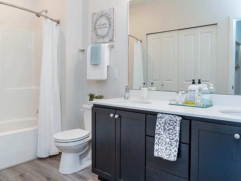 1x1 Deluxe l Model Bathroom