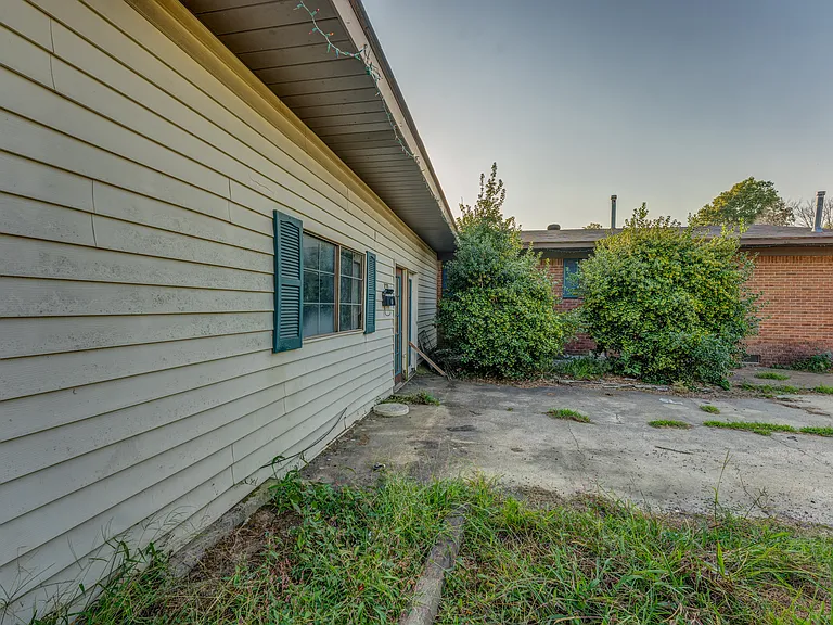 121 E Pecan St — Photo 26