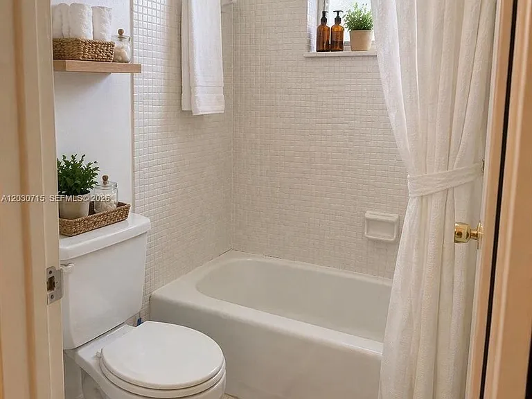 200 High Point Ct E #D — Photo 7