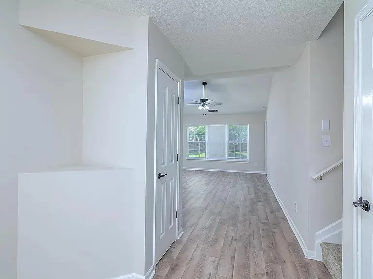 784 Waterbrook Ln — Photo 6