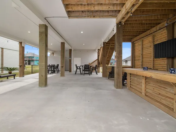 991 Seadrift Dr, Crystal Beach, TX 77650