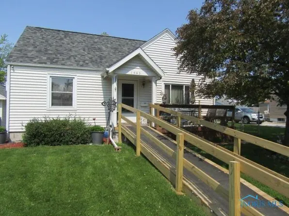 1443 Pieper Dr, Oregon, OH 43616