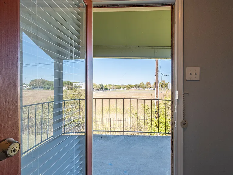 La Prada Place Apartments — Photo 32