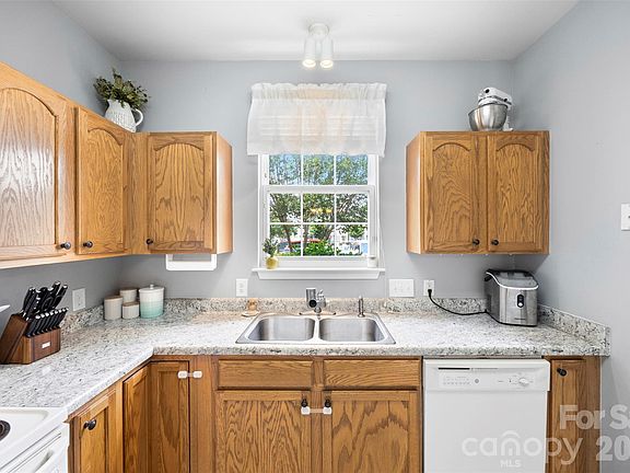 5th image of 927 Claybrook Cir