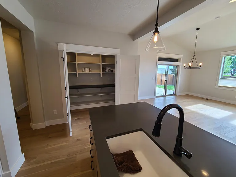 409 S Hamlin Ln — Photo 8