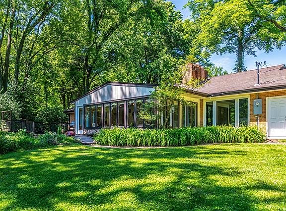 3rd image of 49 Queens Dr