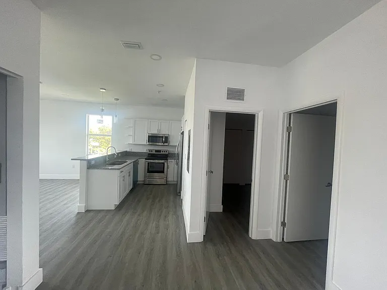 275 SW 4th St #220 — Photo 31