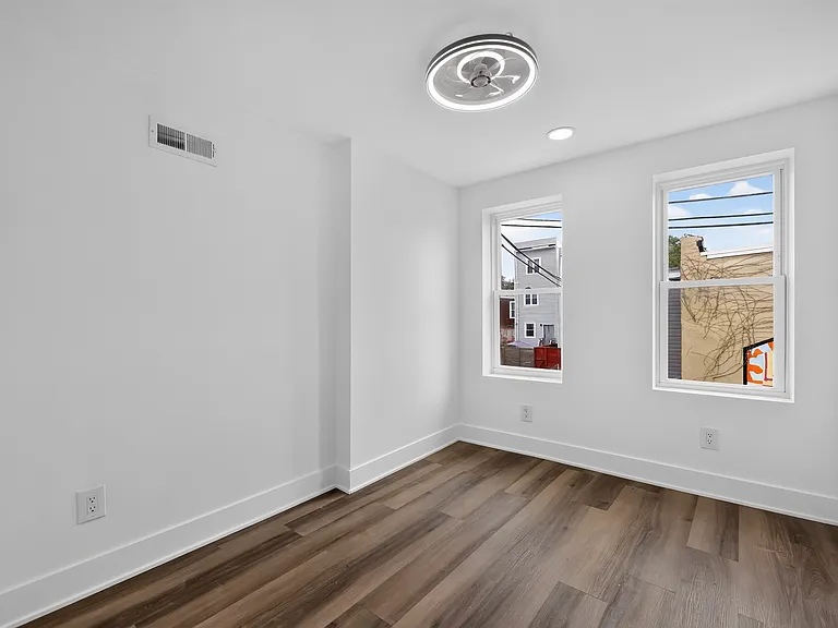 807 N 42nd St — Photo 26