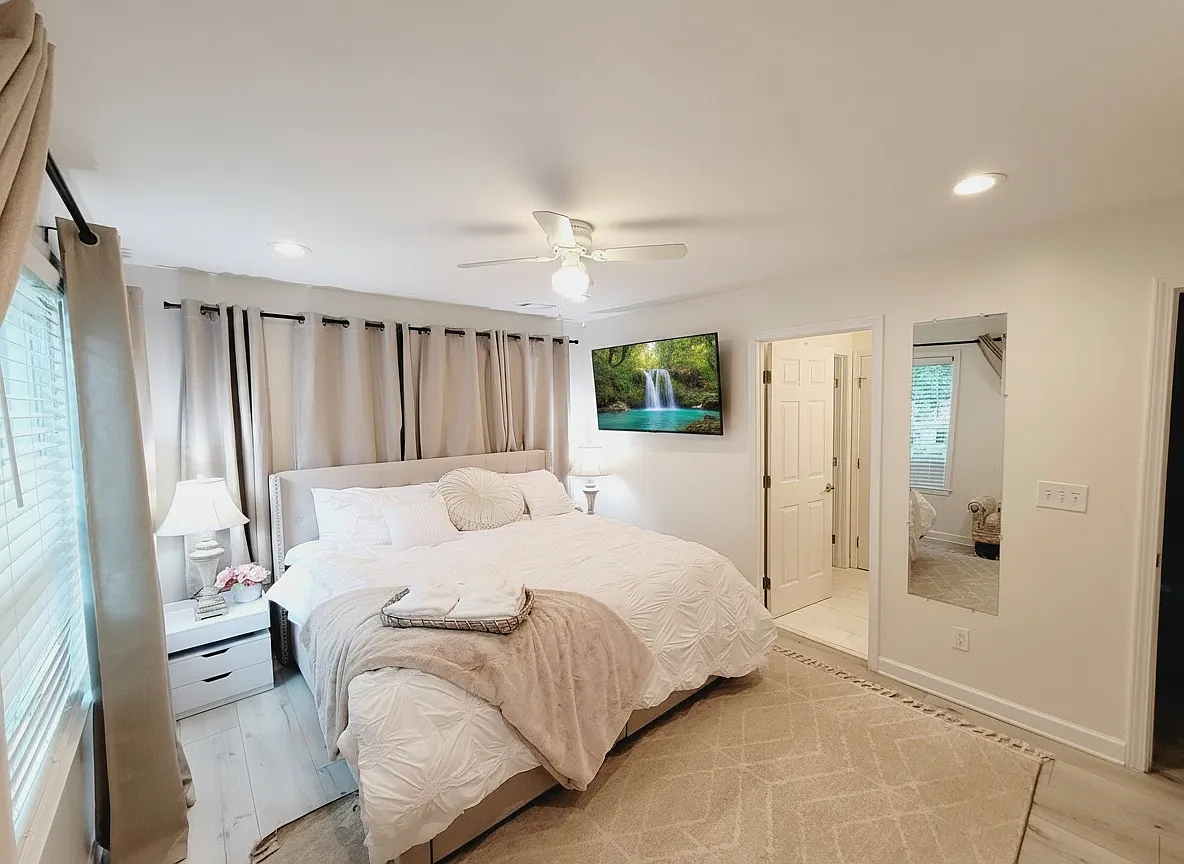 3 bed, 1040 sqft, $3,700 — Photo 4