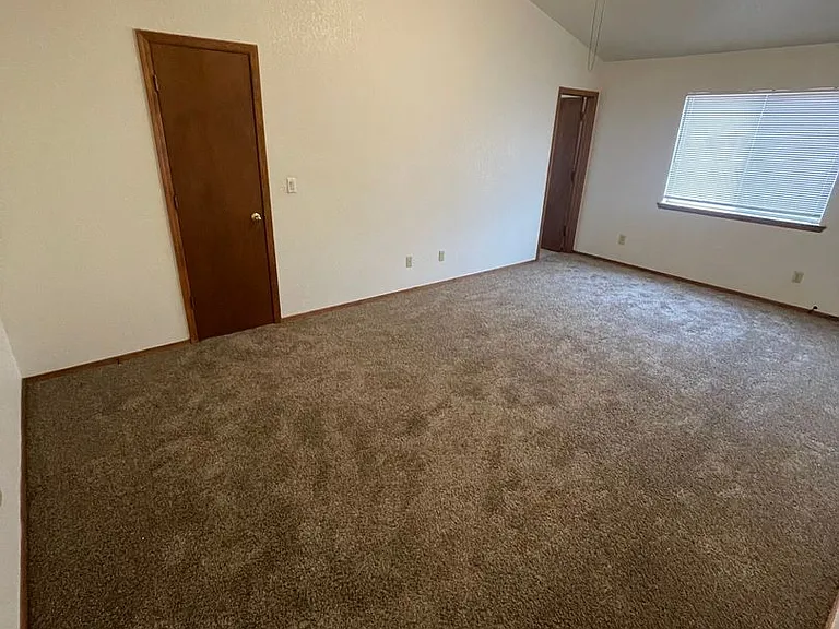 5015 Emerald St — Photo 10