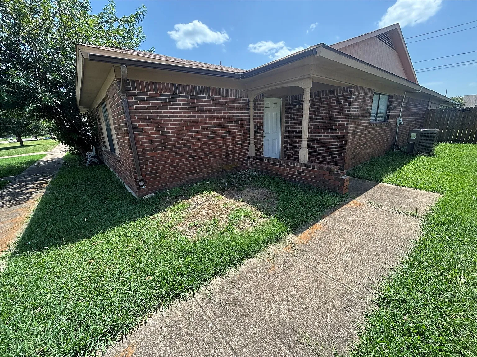 2 bed, 2.0 bath, 1300 sqft, $1,350 — Photo 2
