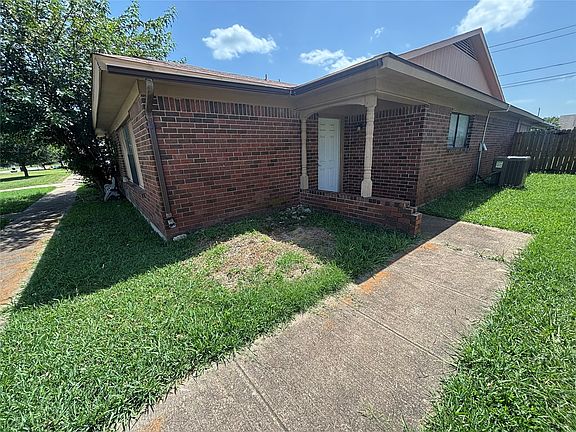 2nd image of 1008 Poplar St #1008