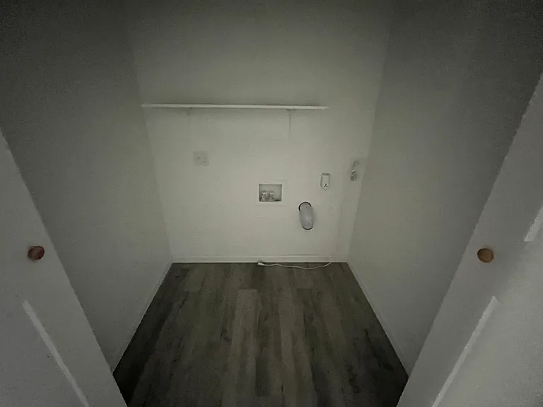 1024 Moulton St E — Photo 6