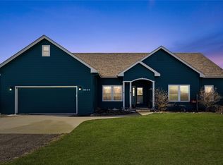 2223 Holliwell Valley Ct, Winterset, IA 50273