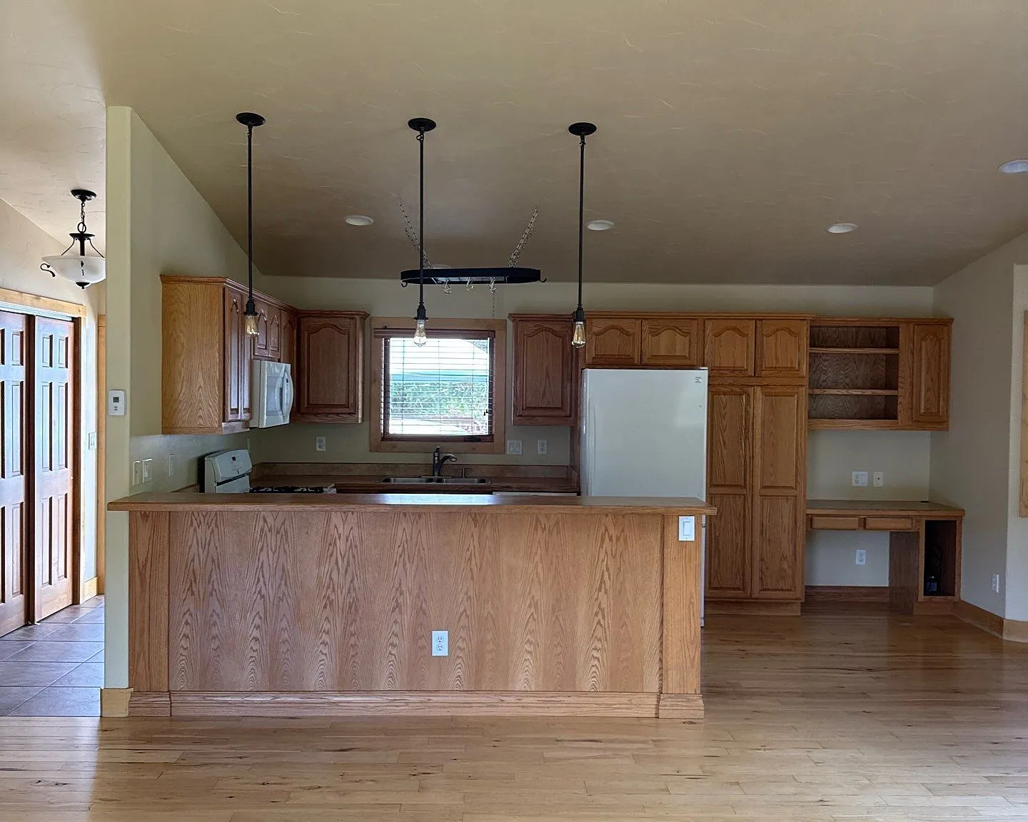 4 bed, 3.5 bath, 2500 sqft, $4,950 — Photo 4