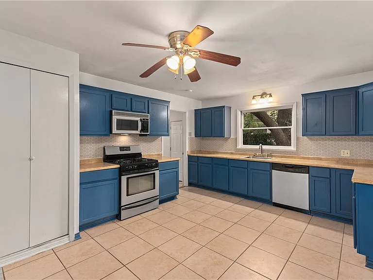 206 George Bush Dr E — Photo 6