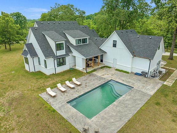 4th image of 390 Hunter Ln