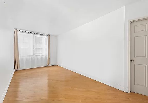3rd image of 350 W 50th St APT 4Y