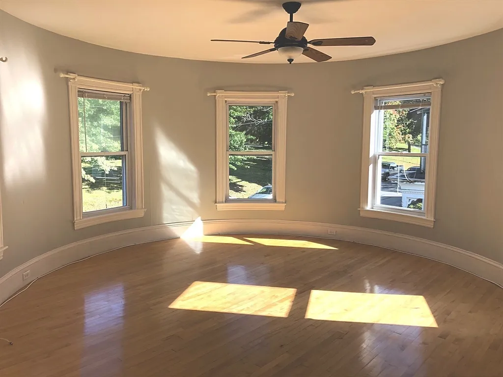 3 bed, 1.0 bath, 2200 sqft, $2,900 — Photo 2