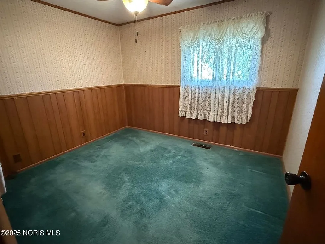 1711 Crestwood Dr — Photo 2