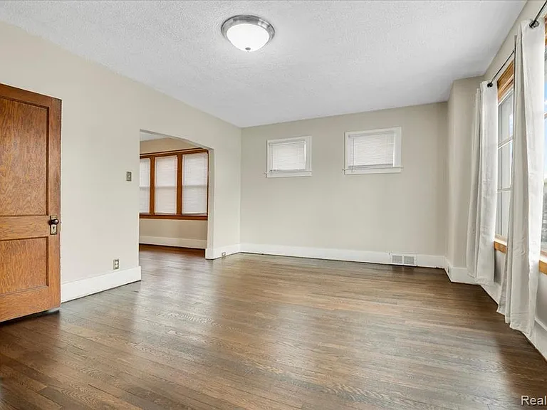 1413 Wayburn St — Photo 3