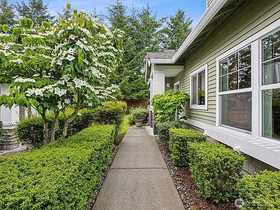 Come on down this manicured entrance (which the HOA Dues cover the maintenance of) to the entrance to the home!>