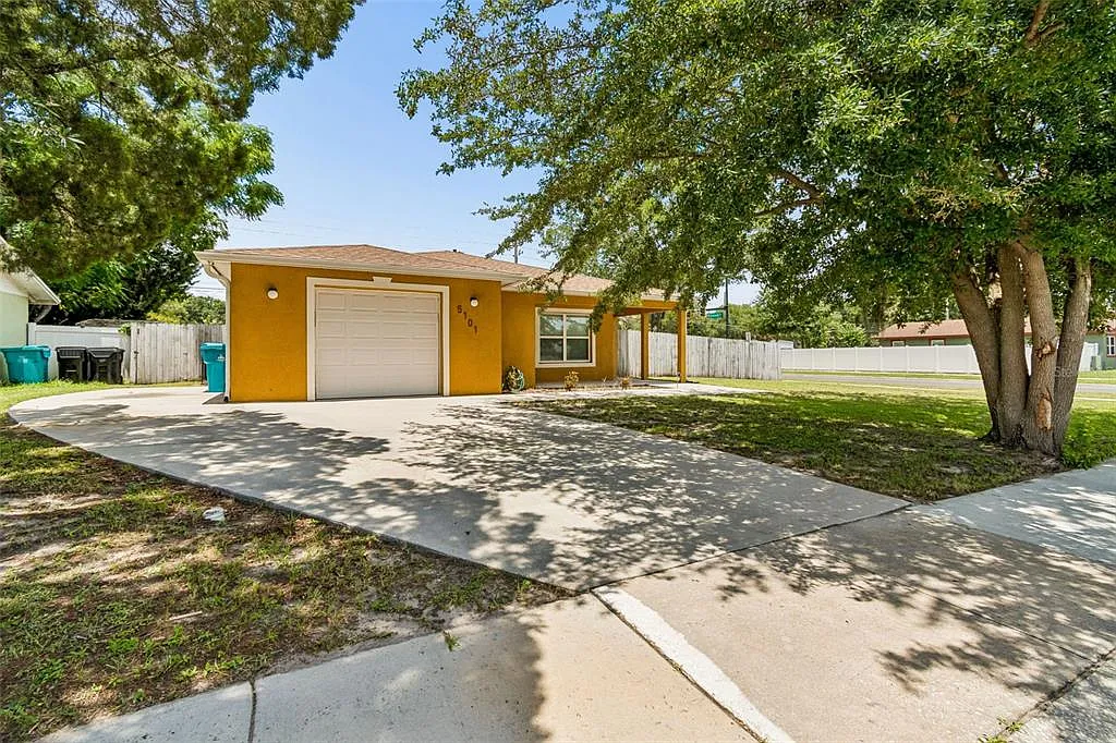 3 bed, 2.0 bath, 1395 sqft, $2,500 — Photo 3