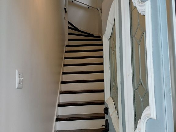 4th image of 3046 N Leavitt St #2