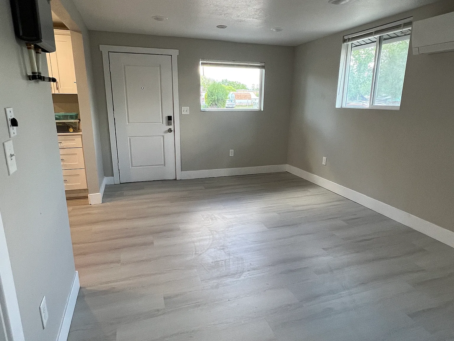 1535 W Russett Ave — Photo 2