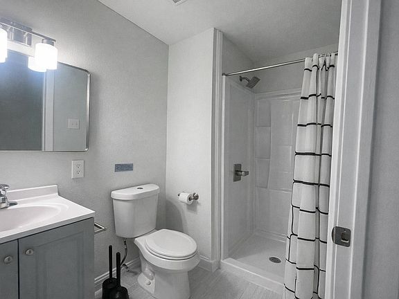 Shared bathroom 2 (downstairs)