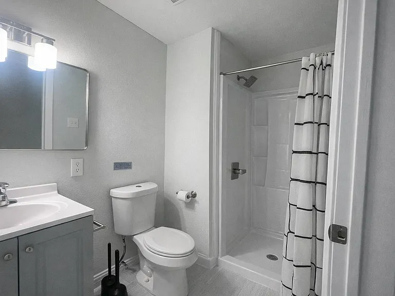 Shared bathroom 2 (downstairs)