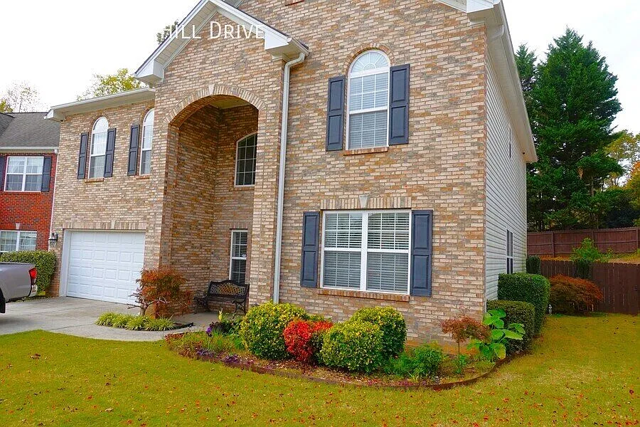 4 bed, 2.5 bath, 2470 sqft, $2,190 — Photo 2
