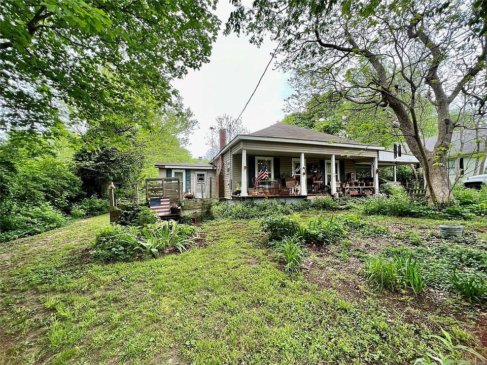 1st image of 121 Alexander St