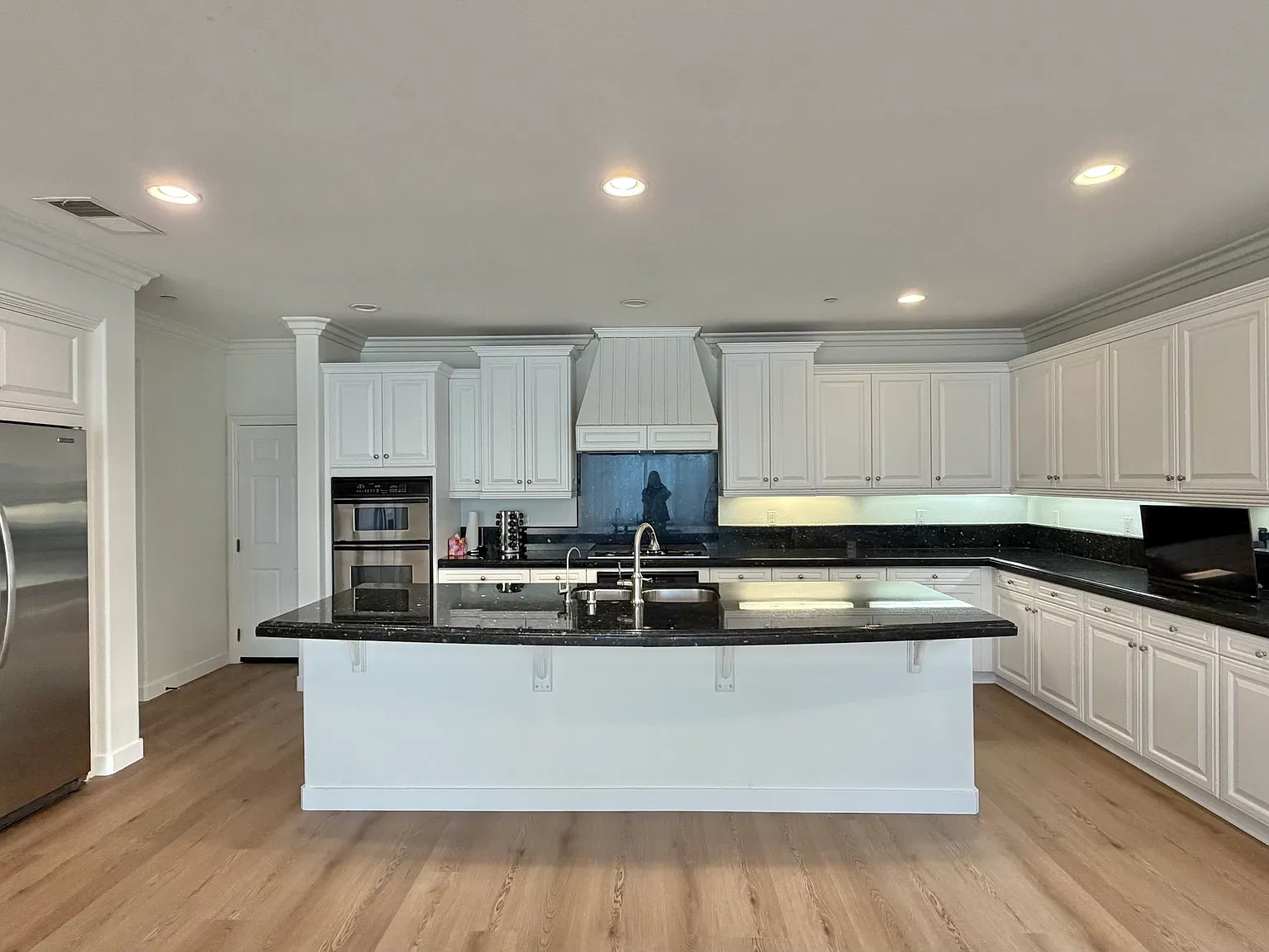 5 bed, 4.5 bath, 3990 sqft, $7,900 — Photo 4