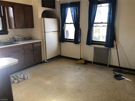 3rd image of 23 Colonial Dr