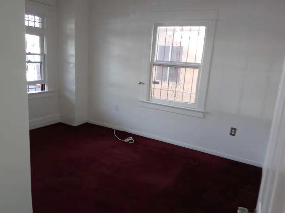 2nd image of 522 W 47th St