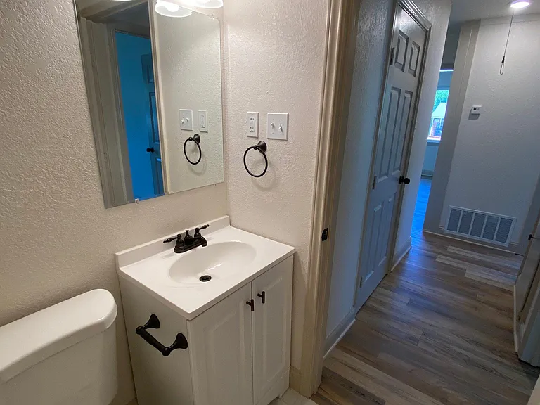 2512 Burton Ave — Photo 17