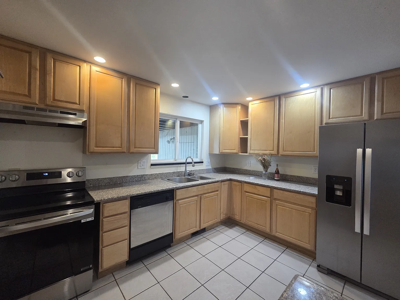 1570 Greenbriar Blvd — Photo 3
