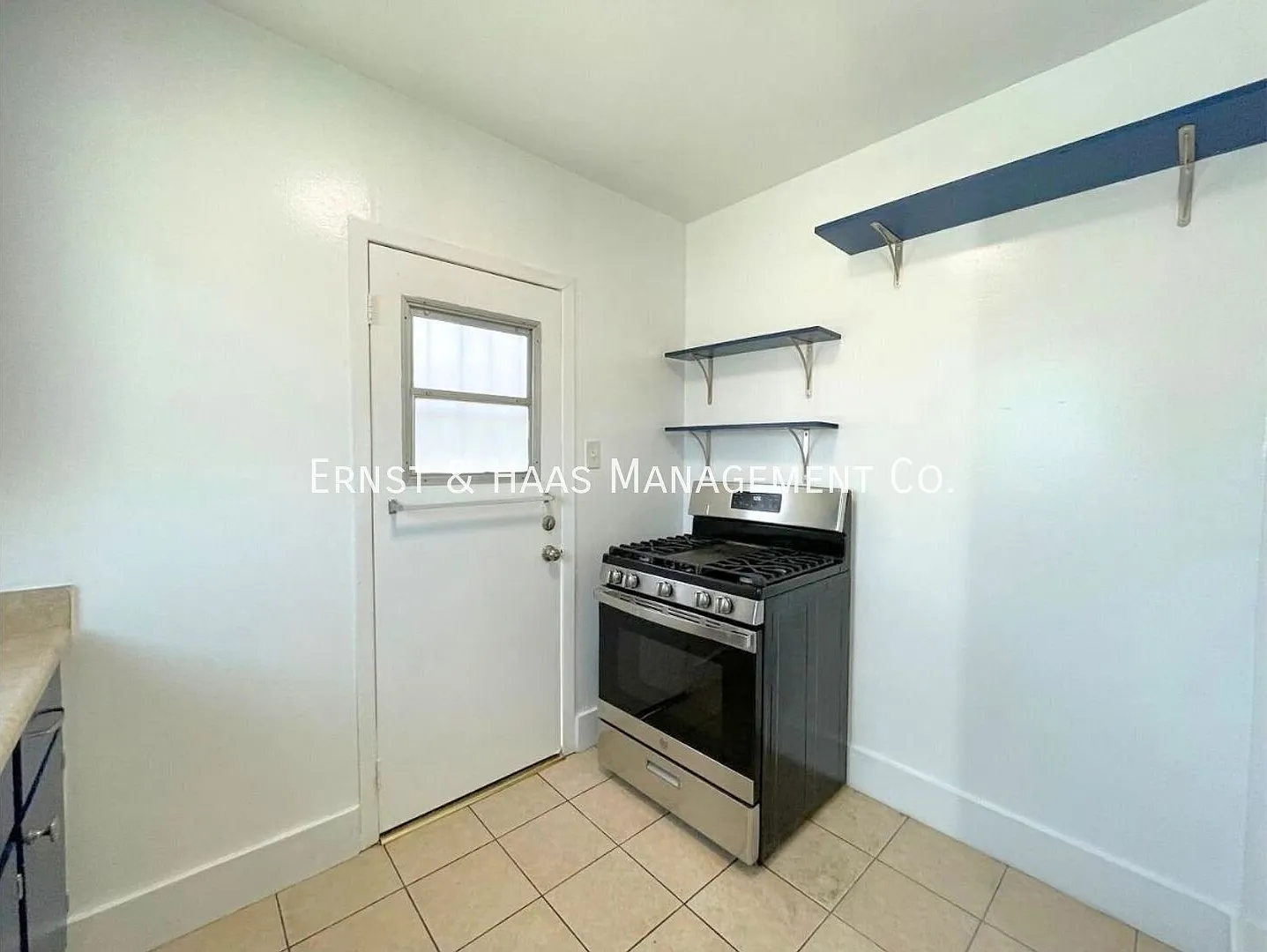 Charming 2-Bedroom Duplex Unit with Parking! — Photo 3
