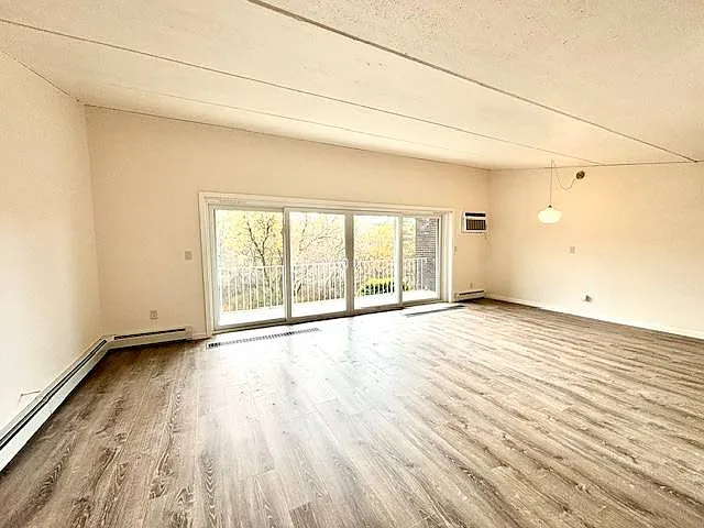2 bed, 1.0 bath, $1,650 — Photo 2