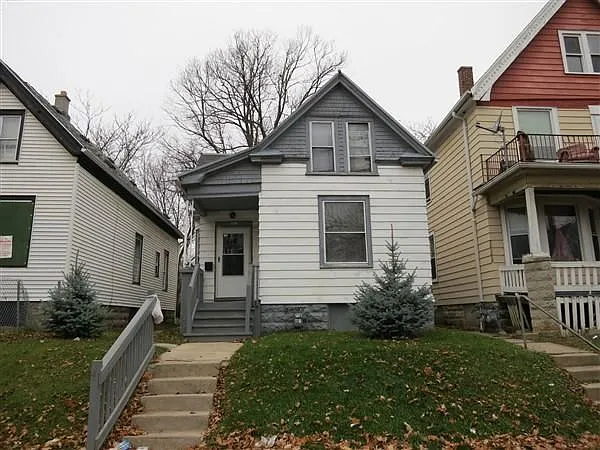 2633 N 36th St photo 1