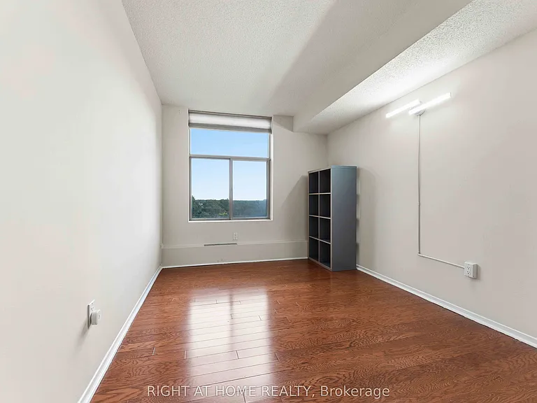 2759 Carousel Cres #911 — Photo 37