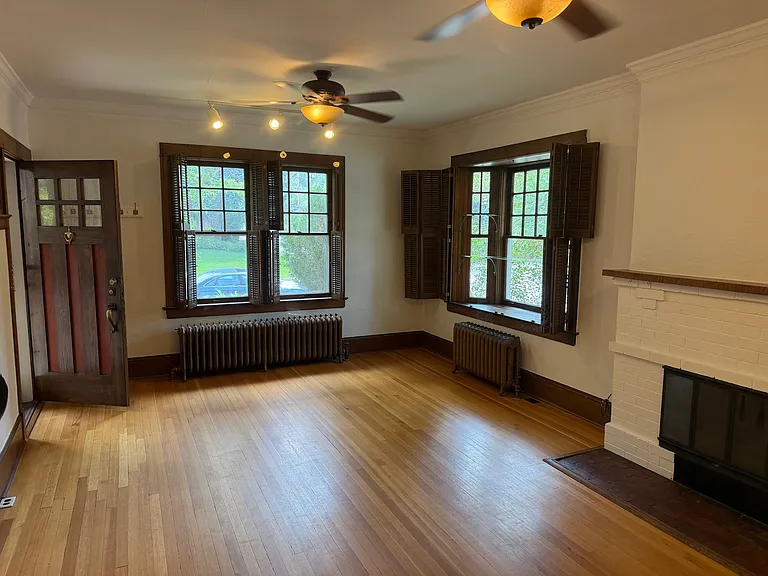 903 Newport St — Photo 3