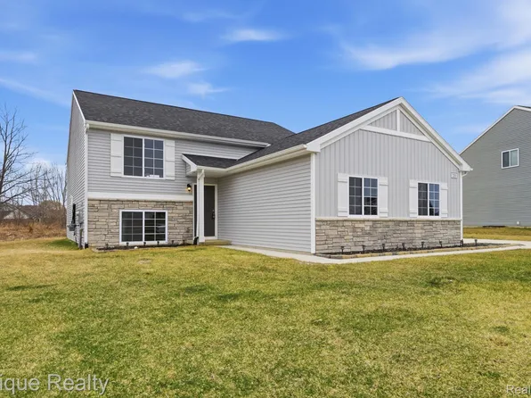 7201 Primrose Ln, Grand Blanc, MI 48439