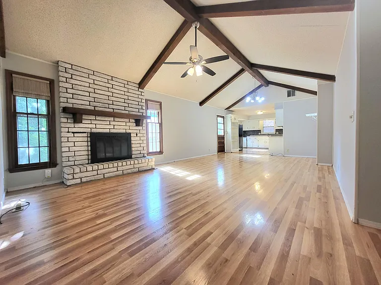 3232 S Roanoke Ave — Photo 2